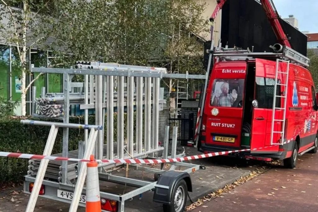 Bedrijfsbus van Glasservice Noord met glasrekken bij een woning