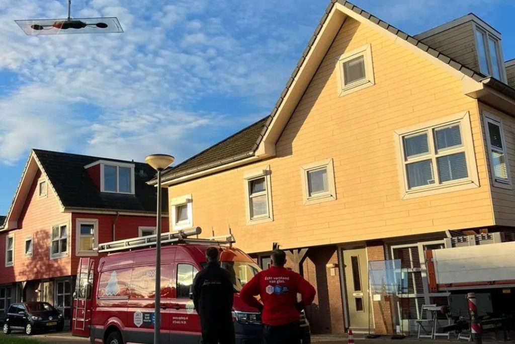 Kraanwagen en bedrijfsbus bij een woning tijdens glasvervanging