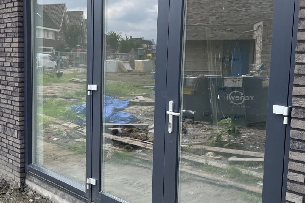 Grote glaspartij in een woning met nieuw isolerend glas