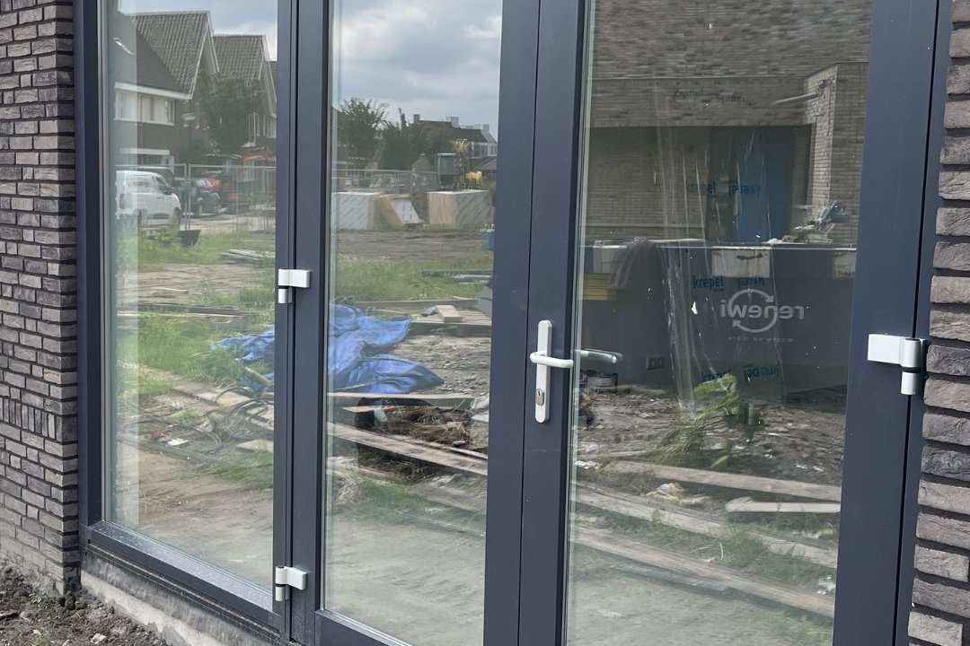 Grote glaspartij in een woning met nieuw isolerend glas