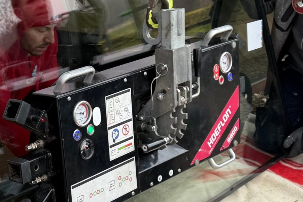 Isolatieglas wordt met een glasmanipulator op zijn plek gebracht