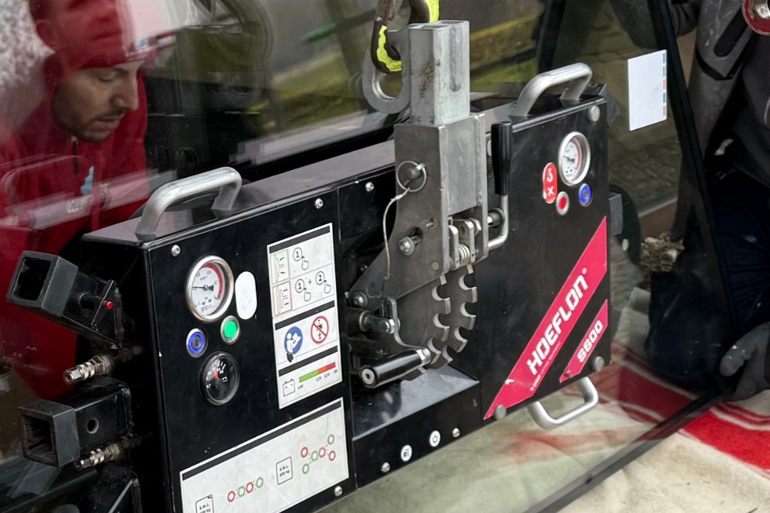 Isolatieglas wordt met een glasmanipulator op zijn plek gebracht