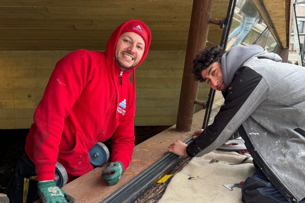 Twee monteurs van Glasservice Noord werken aan een kozijn voor nieuw isolatieglas