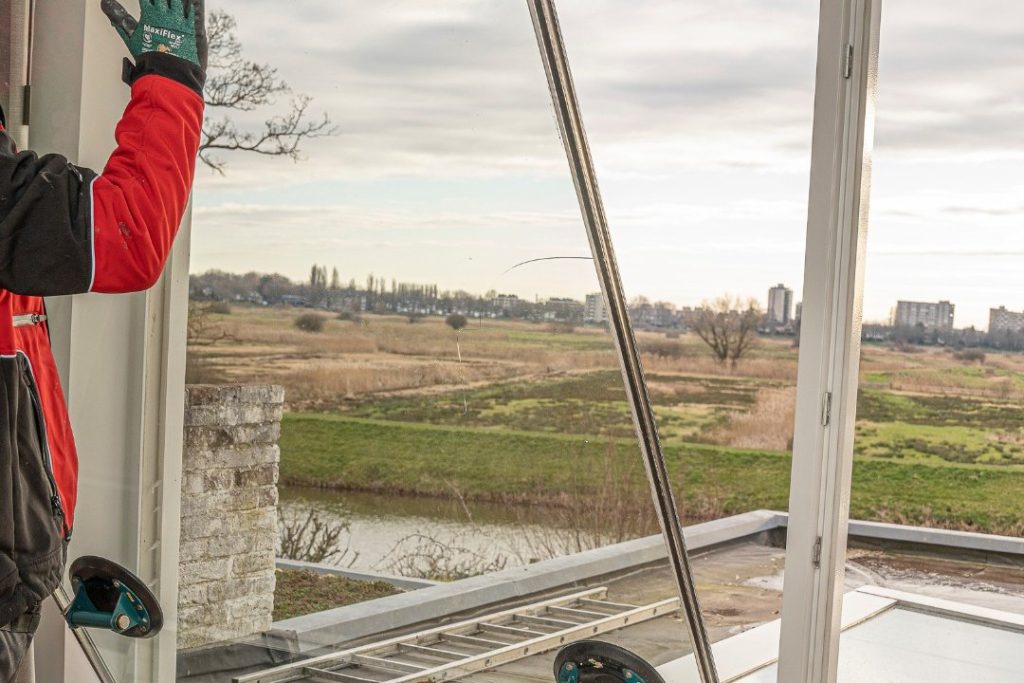 Glaszetter van Glasservice Noord vervangt isolatieglas in een woning